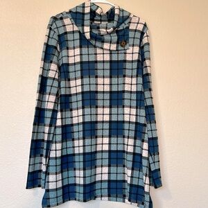 d & co green plaid tunic top with decorative large neckline Size Large New